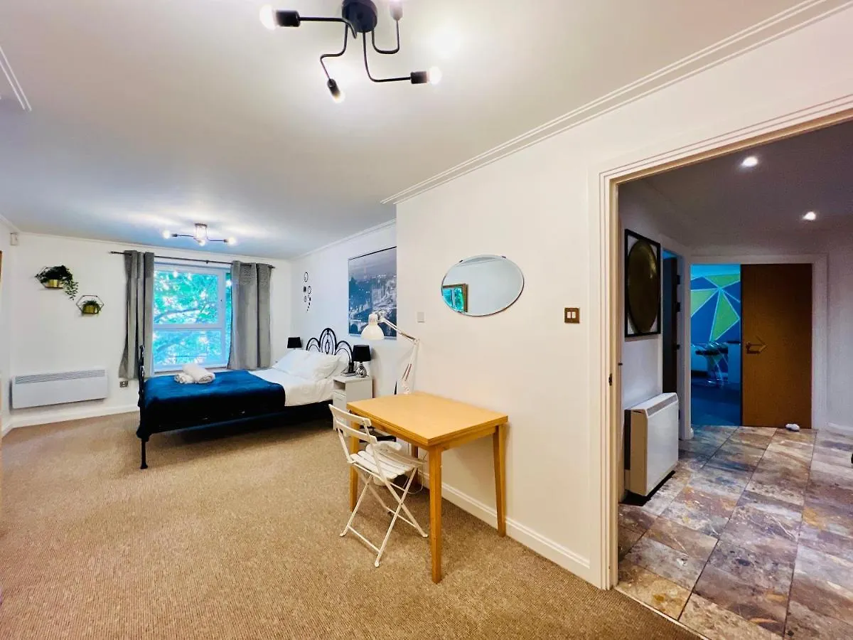 Lush Gated Cardiff Bay Flat With Fast Wifi & Parking Apartment United Kingdom