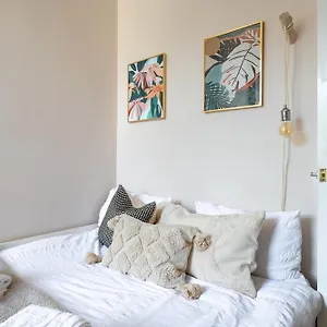 Prime Location Pontcanna Modern 2 Bedroom With Privat Parking Apartment